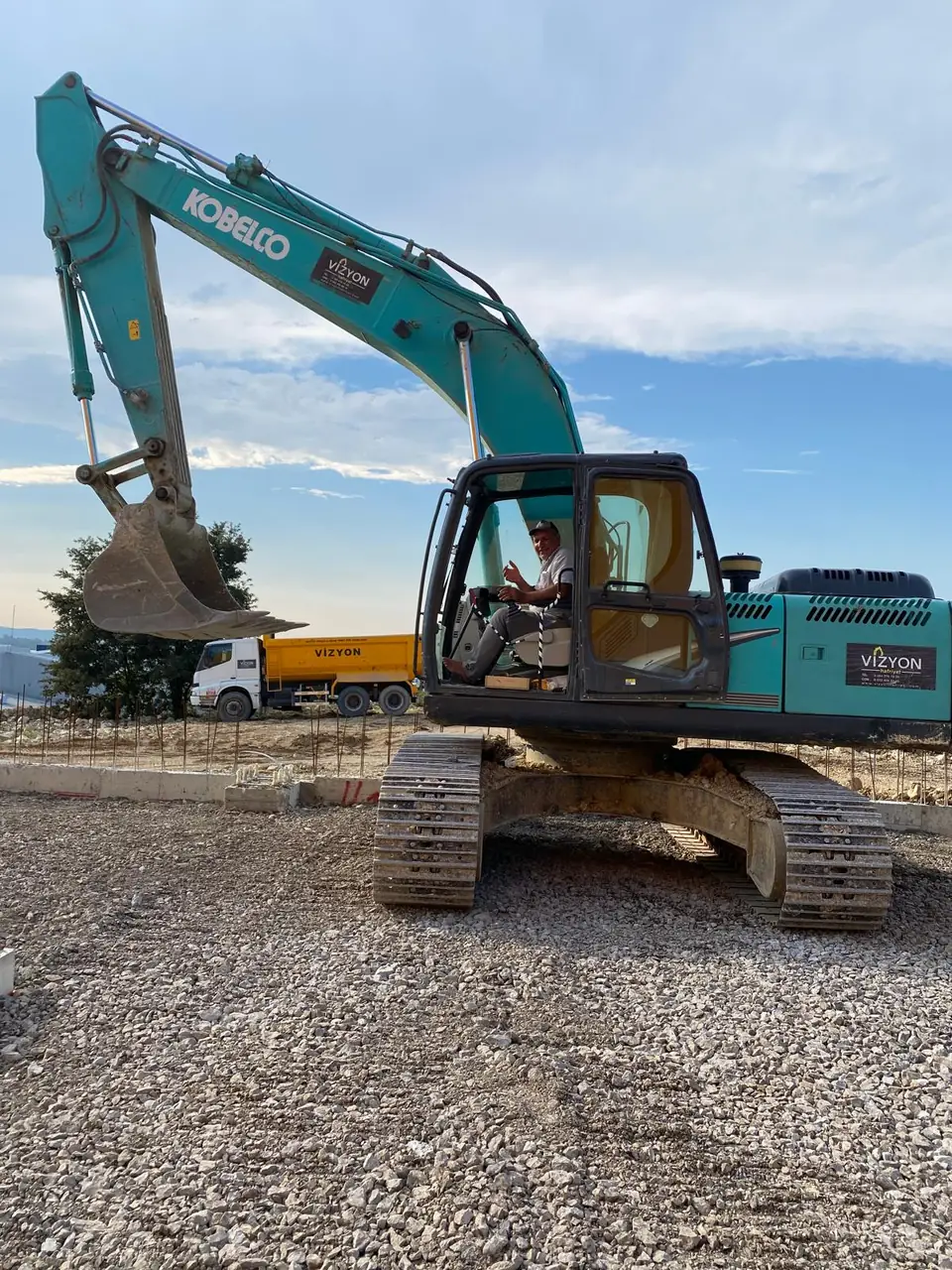 Operatörüyle birlikte Kobelco paletli ekskavatör