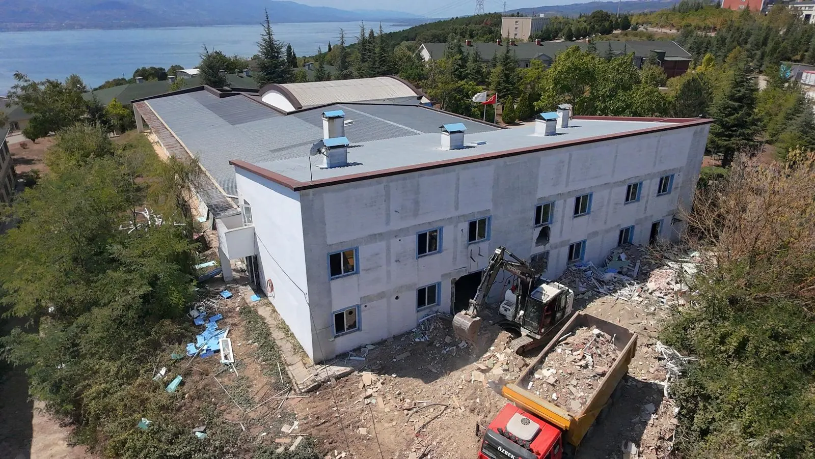 Sapanca Gölü kıyısında iki katlı binanın ekskavatörle yıkımı, havadan